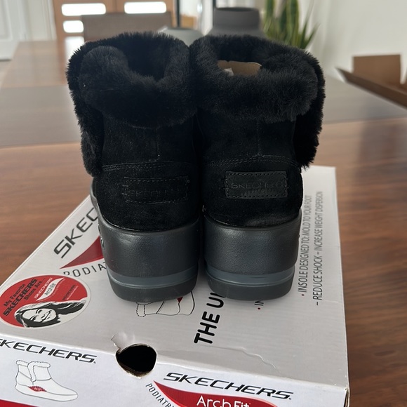 Brand new in box Skechers Arch Fit Black Boots with a wedge - Picture 3 of 6